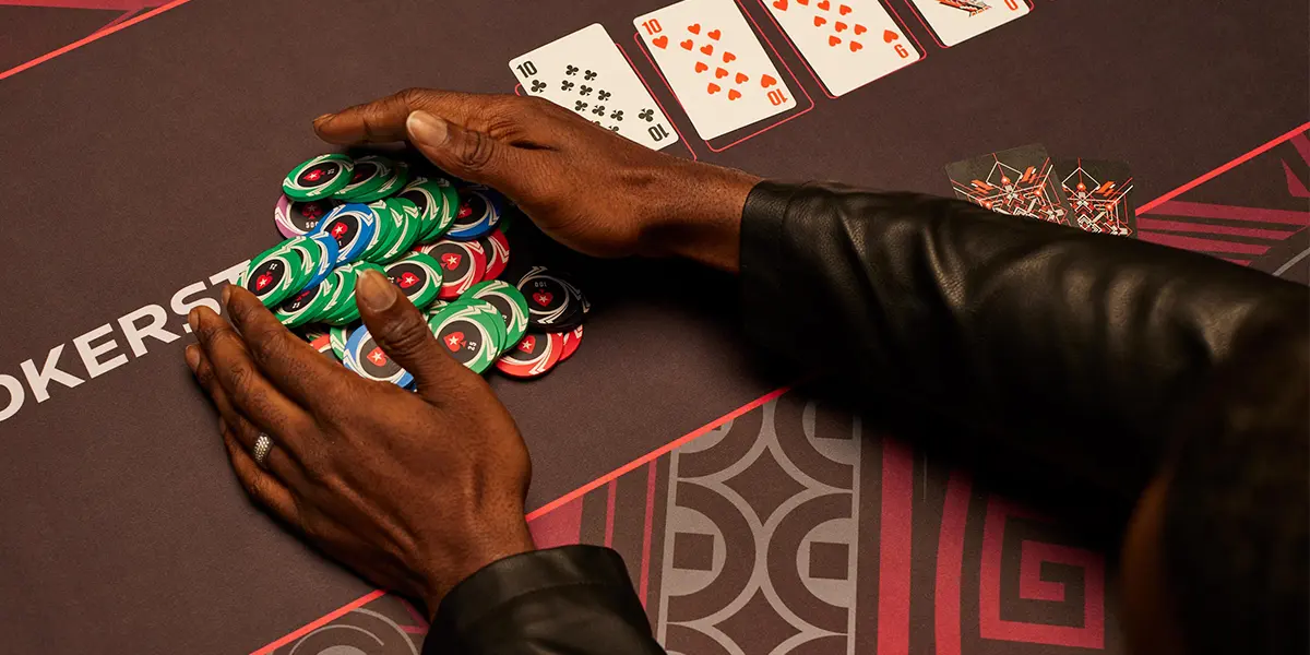 Ein Pokerspieler gewinnt den Pot nach einem erfolgreichen Einsatz auf dem Turn.