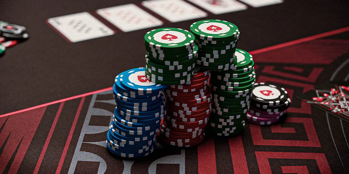 Ein großer Chipstack in einem Pokerturnier
