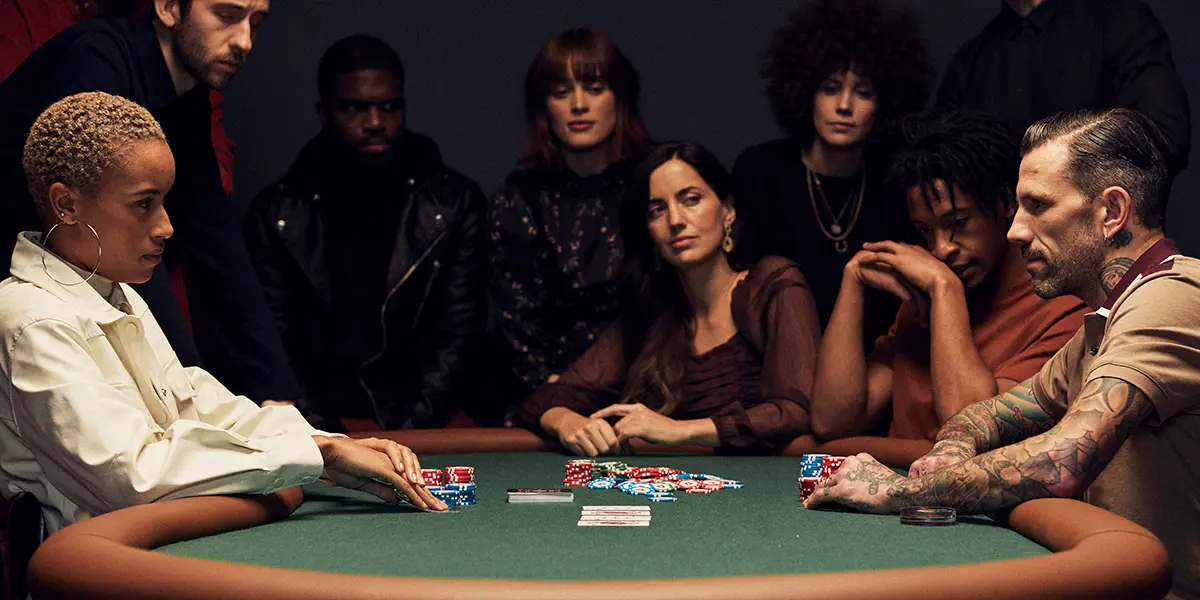 Zwei Pokerspieler, die sich beim Heads-up-Poker gegenseitig anblicken