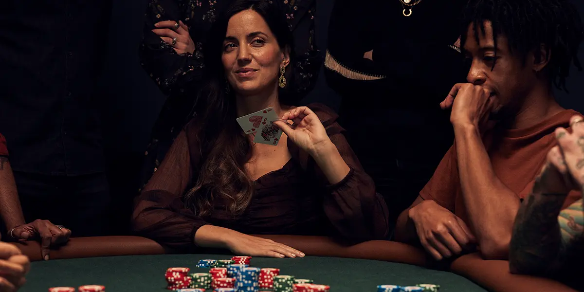 Ein Pokerspieler foldet As-hoch, nachdem er mit einem kleinen Einsatz auf dem River konfrontiert wurde.