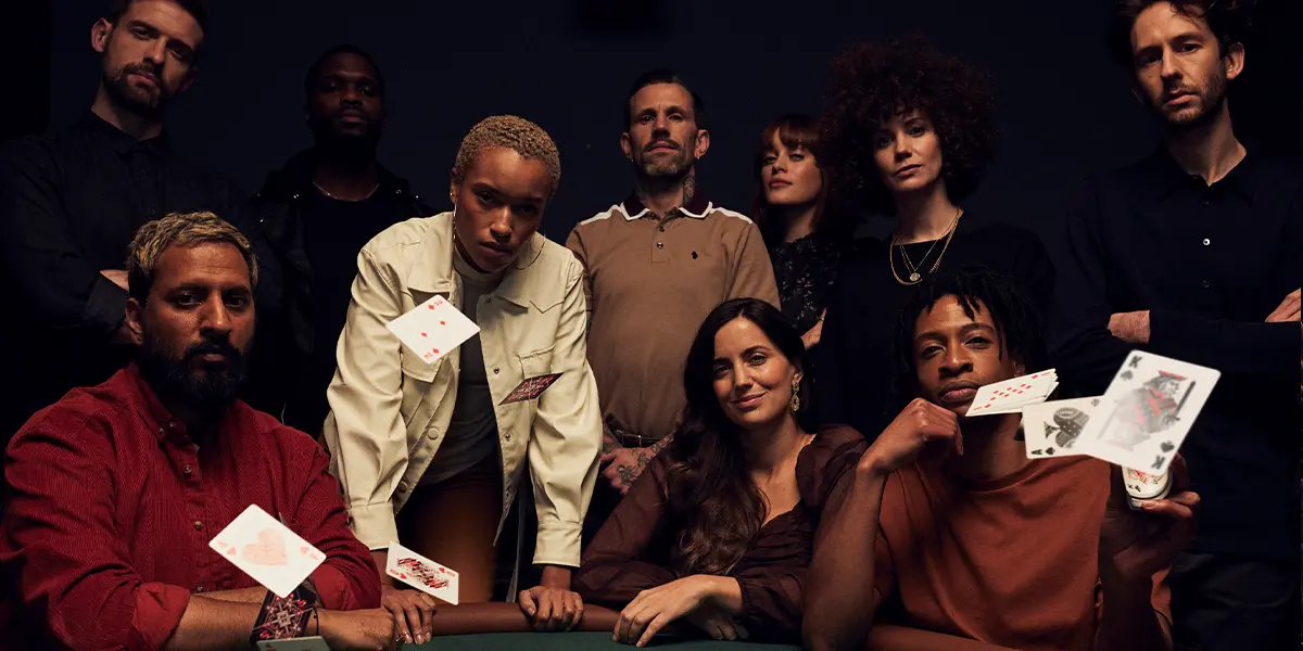 Eine Gruppe Pokerspieler, die sich auf ein Pokerturnier vorbereiten