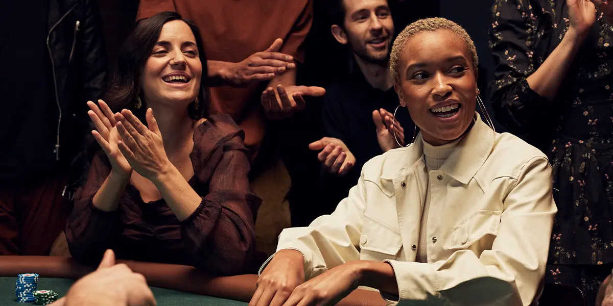 Pokerspieler haben Spaß an einem Live-Cashgame