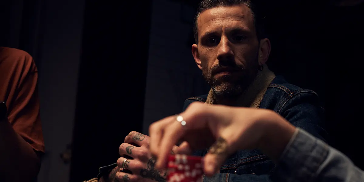 Ein Pokerspieler bereitet einen Double Barrel-Bluff mit einer C-Bet auf dem Flop vor.