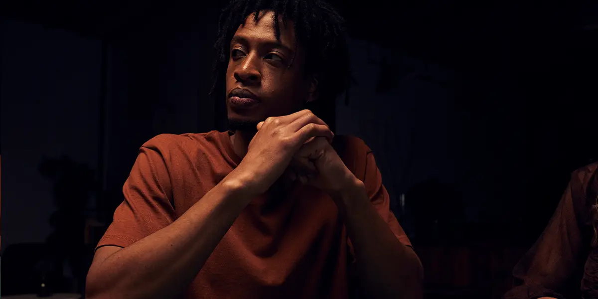 Ein Pokerspieler blickt seinen Gegner an, als er mit einer hohen 3-Bet konfrontiert wird