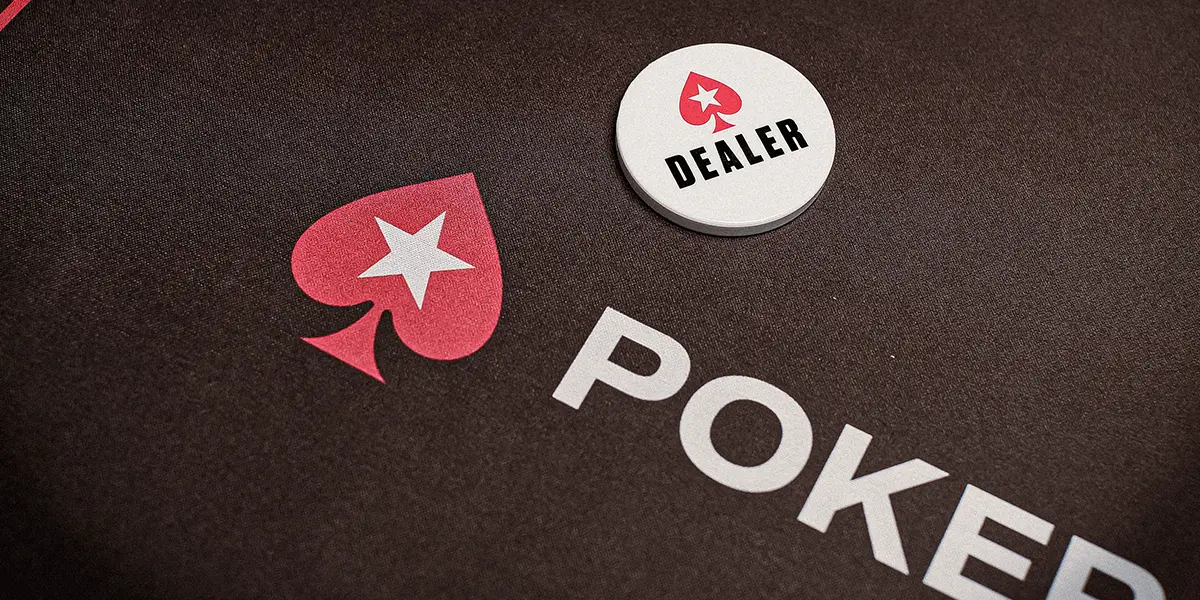 Ein Dealer-Button auf einem PokerStars Live-Tisch