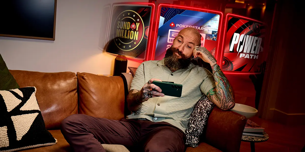 Ein Pokerspieler bei der Auswahl eines PokerStars-Spiels auf seinem Smartphone