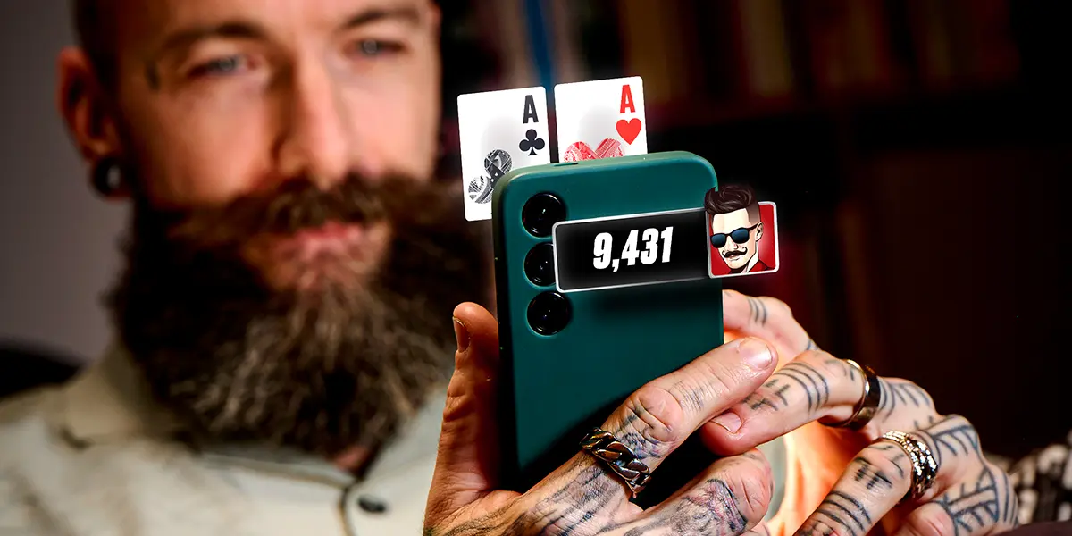 Ein Pokerspieler mit Pocket-Assen beim Spielen bei PokerStars auf seinem Smartphone