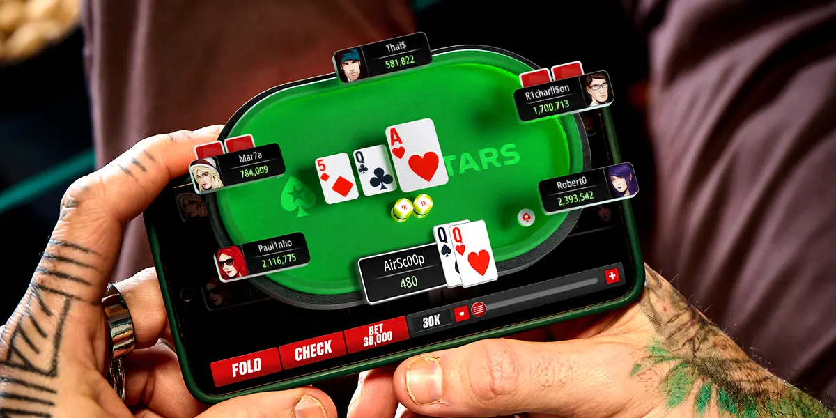 Ein Pokerspieler spielt in der Mobile-App ein Texas Hold'em Online-Pokerturnier bei PokerStars
