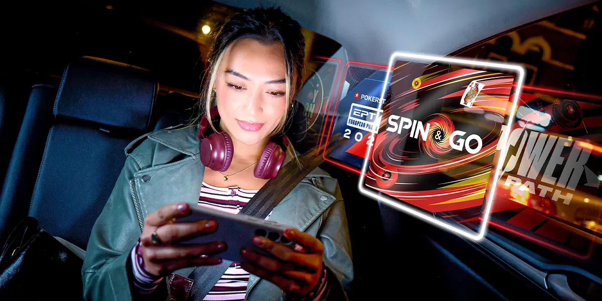Eine Spielerin, die mit einem Smartphone in einem Auto sitzt und Spin & Go bei PokerStars spielt.