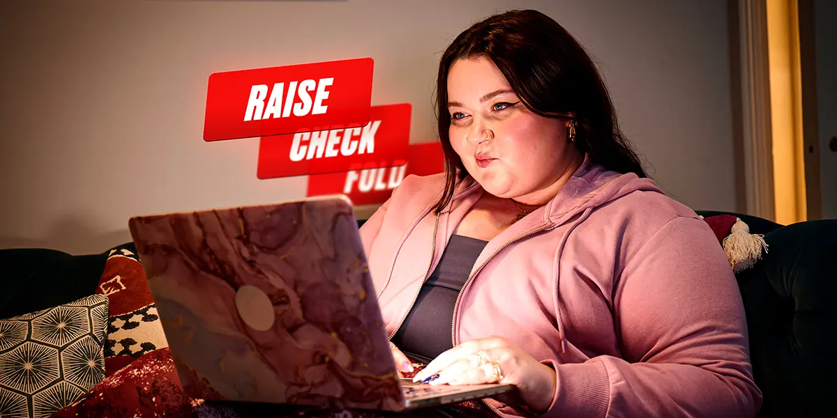 Eine Frau, die Pokerstrategie lernt, überlegt, ob die richtige Entscheidung in einer Online-Hand ein Raise, ein Call oder ein Fold ist.