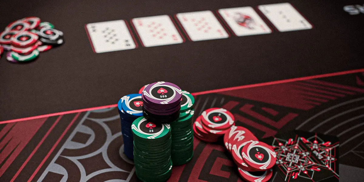 Eine Nahaufnahme von Pokerchips und Karten am Tisch, die strategisches Spiel und Bluffs gegen schwache Gegner symbolisieren.