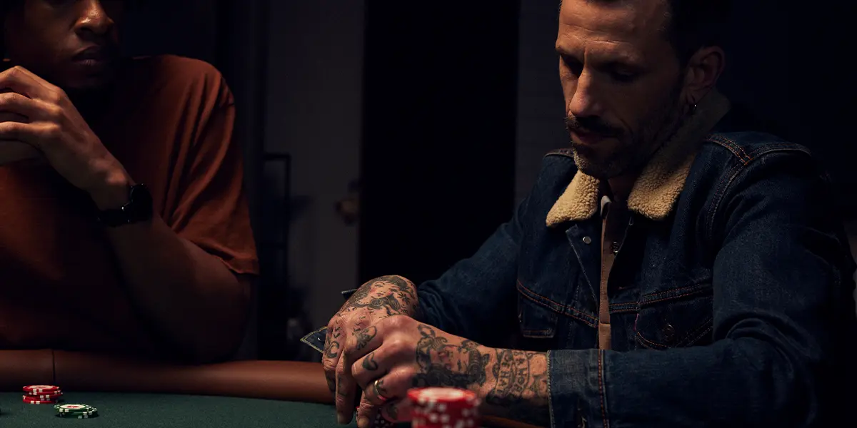 Ein Pokerspieler analysiert den bisherigen Handverlauf, während er abwägt, ob er einen Bluff setzt, als Illustration für Entscheidungsfindung und Einschätzung der schwachen gegnerischen Range.