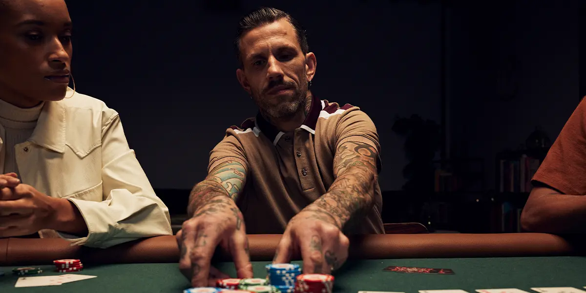 Ein Spieler schiebt einen Stapel Pokerchips in die Mitte, um eine 3-Bet anzukünden, die einen höheren Erwartungswert als ein Call bietet.