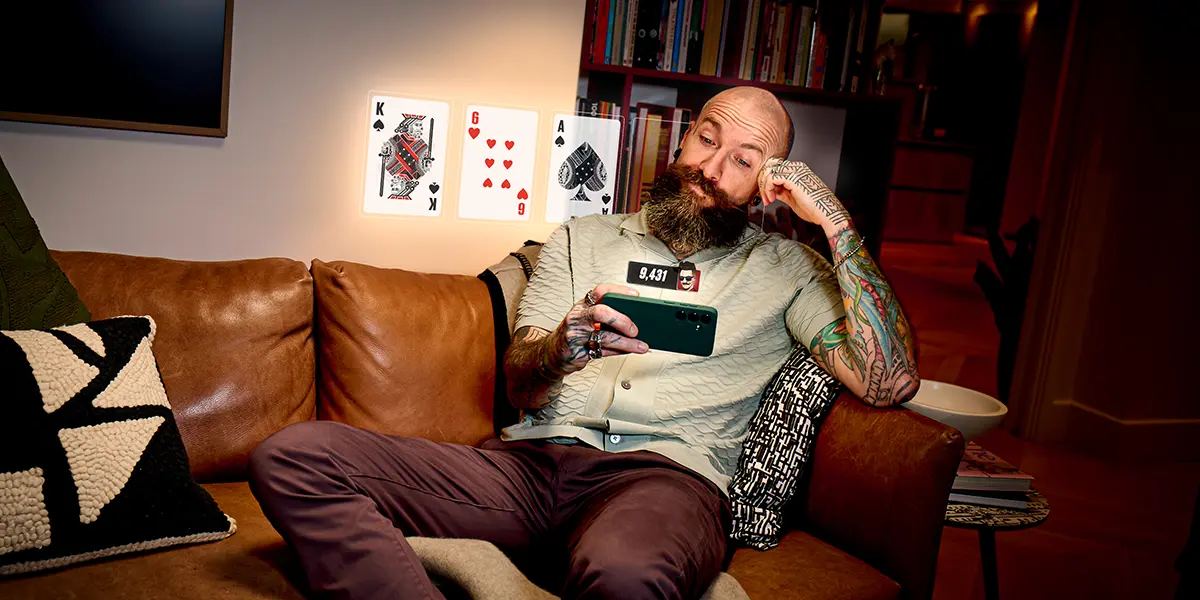 Ein Pokerspieler studiert häufige Situationen während seines theoretischen Pokertrainings zu Hause ein.